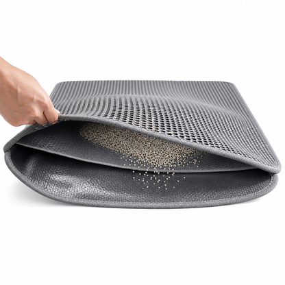 Démonstration du tapis Felinexa CleanMat double couche piégeant les grains de litière entre ses deux surfaces
